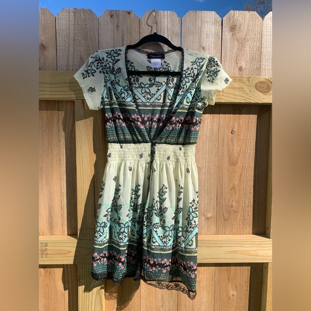 Fleurish Patterened 3 Button Top Size S neon Y2k yellow black floral‎ fairy lace